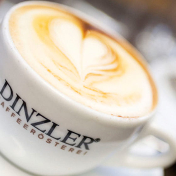 Die KAFFEE- SPEZIALITÄTEN brühen wir im Gasthof Goldener Stern von frisch gemahlenen „Il Gustoso“- Bohnen der bayerischen Kaffeerösterei Dinzler am Irschenberg – laut Feinschmecker bester Espresso Deutschlands –
