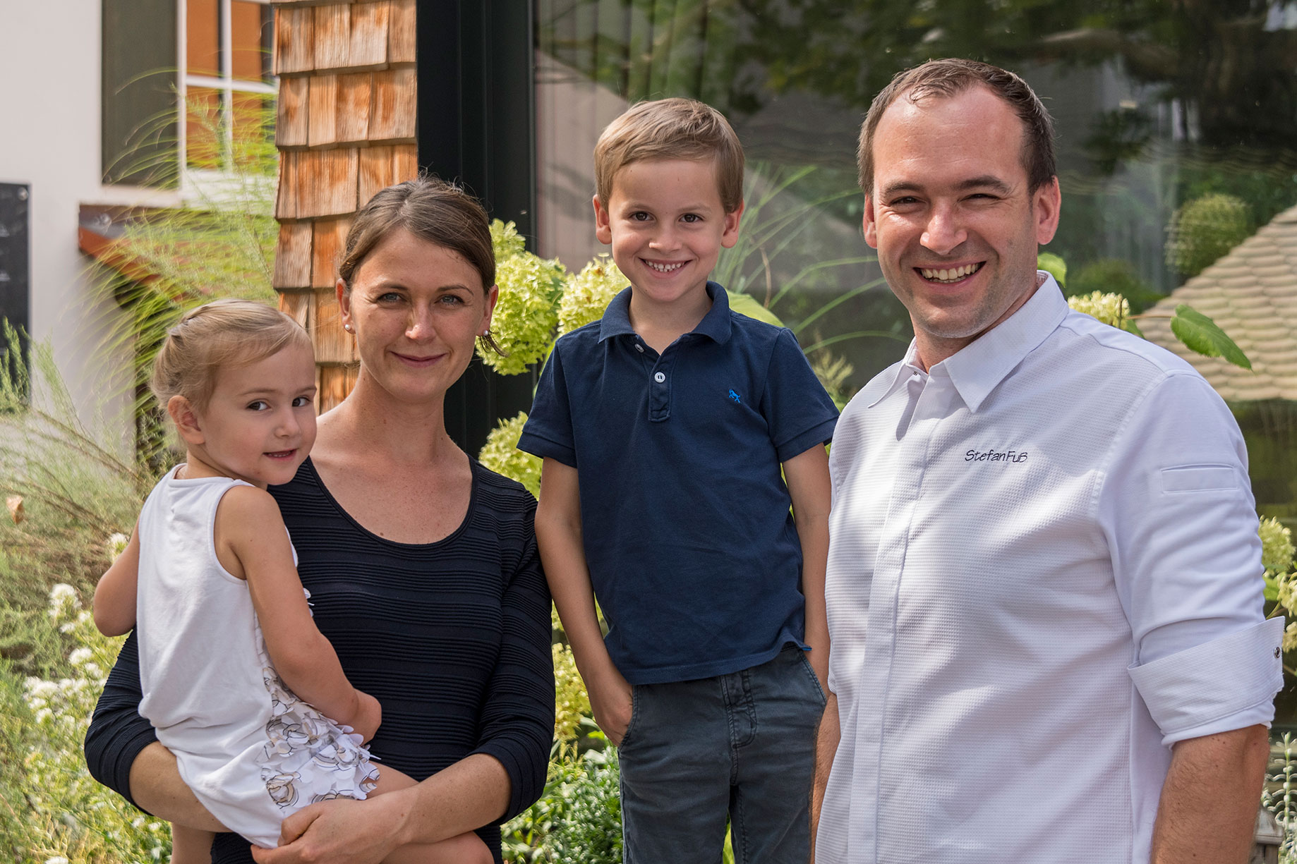 Stefan Fuss und Familie vor dem gasthaus Goldener Stern