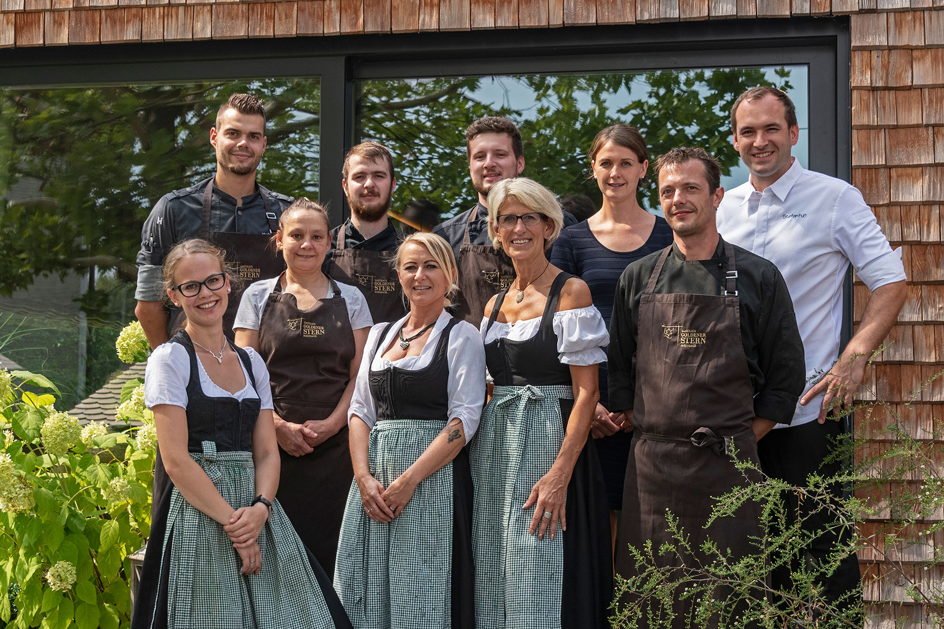 Die Familie Stefan Fuss mit der belegschaft des Gasthofs Goldener Stern