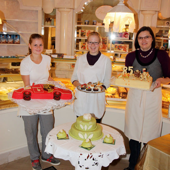 Torten und Petit fours werden mit ausgefeiltem Handwerk der Familie Gulden aus Aichach mit viel Liebe für den Gasthof Goldener Stern hergestellt.